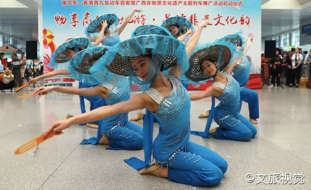 搭乘首發(fā)高鐵，海真珠珍珠粉抵達(dá)東方明珠